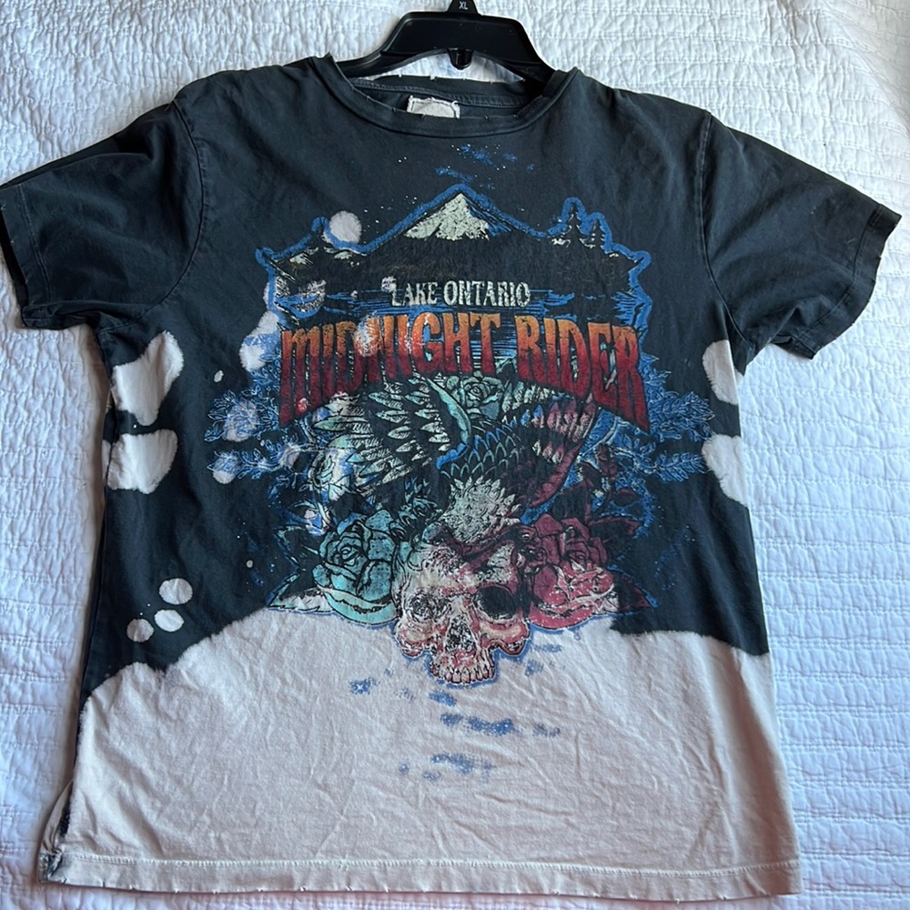 T-Shirt (Graphic) in Black/Bleach wash. Size: M